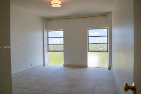 Condo in Miami, Florida, 1 bedroom  № 1888138 - photo 10