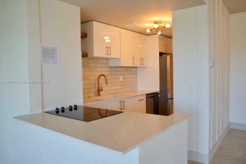 Condo in Miami, Florida, 1 bedroom  № 1888138 - photo 4