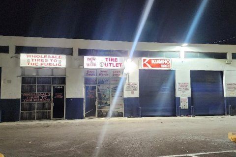 Commercial property in Lauderdale Lakes, Florida № 1005434 - photo 1