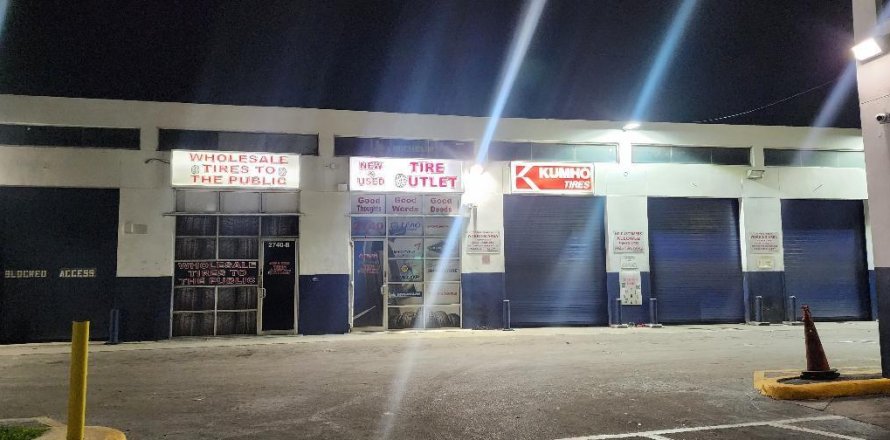 Commercial property in Lauderdale Lakes, Florida № 1005434