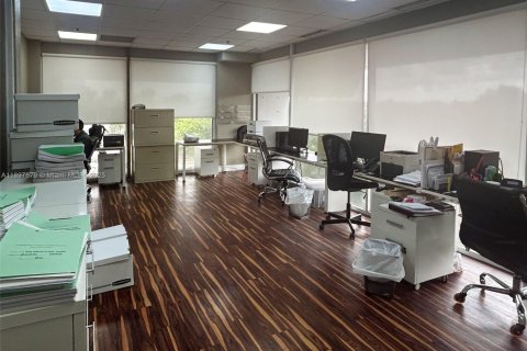 Immobilier commercial à vendre à Hialeah, Floride № 1949662 - photo 3