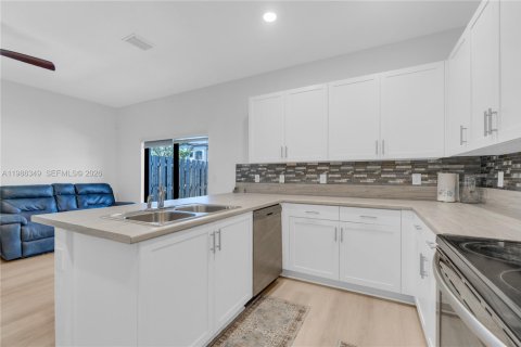 Touwnhouse à vendre à Miami, Floride: 3 chambres, 154.4 m2 № 2188876 - photo 7
