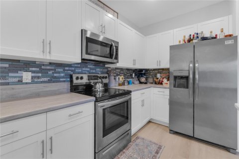 Touwnhouse à vendre à Miami, Floride: 3 chambres, 154.4 m2 № 2188876 - photo 10
