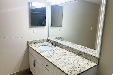 Condo in Sunrise, Florida, 2 bedrooms  № 1852313 - photo 17