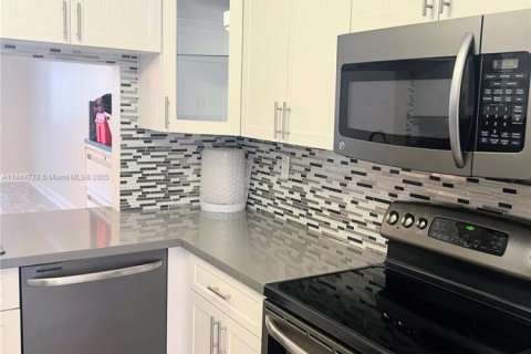 Condo in Sunrise, Florida, 2 bedrooms  № 1852313 - photo 8