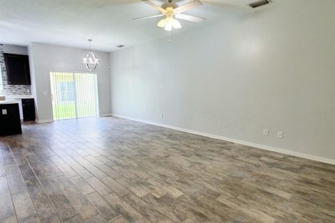 Townhouse in Land O' Lakes, Florida 2 bedrooms, 143.81 sq.m. № 2267204 - photo 3