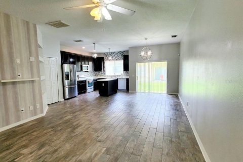 Townhouse in Land O' Lakes, Florida 2 bedrooms, 143.81 sq.m. № 2267204 - photo 4