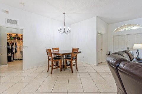 House in Homestead, Florida 4 bedrooms, 192.21 sq.m. № 2080260 - photo 4