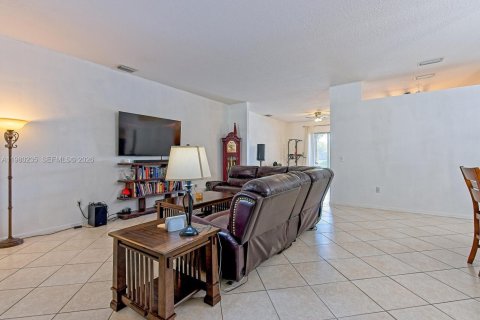 House in Homestead, Florida 4 bedrooms, 192.21 sq.m. № 2080260 - photo 3