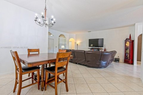 House in Homestead, Florida 4 bedrooms, 192.21 sq.m. № 2080260 - photo 5