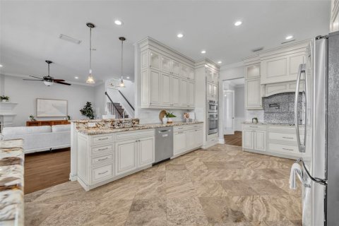 House in Maitland, Florida 4 bedrooms, 287.9 sq.m. № 1894934 - photo 14