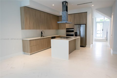 Townhouse in Miami, Florida 3 bedrooms, 331.66 sq.m. № 2002794