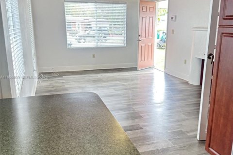 Villa ou maison à louer à Miami, Floride: 2 chambres, 86.58 m2 № 2058557 - photo 6