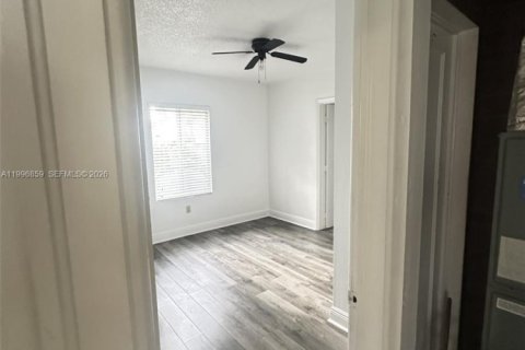 Villa ou maison à louer à Miami, Floride: 2 chambres, 86.58 m2 № 2058557 - photo 11