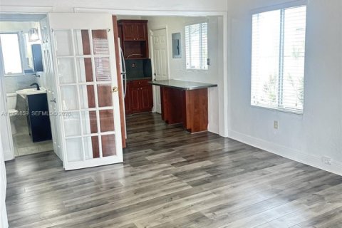 Villa ou maison à louer à Miami, Floride: 2 chambres, 86.58 m2 № 2058557 - photo 3