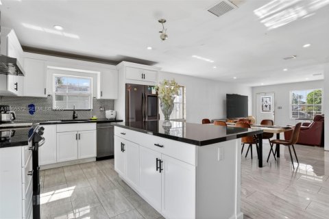 Купить виллу или дом в Помпано-Бич, Флорида 3 спальни, 117.06м2, № 2062905 - фото 2