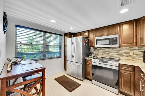 Condo in Coconut Creek, Florida, 2 bedrooms № 2259600 - photo 11