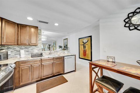 Condo in Coconut Creek, Florida, 2 bedrooms № 2259600 - photo 8