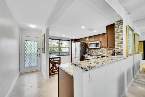 Condo in Coconut Creek, Florida, 2 bedrooms № 2259600 - photo 5