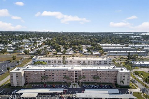 Condominio en Saint Petersburg, Florida, 2 dormitorios  № 2166325