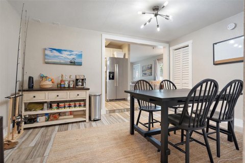 House in Saint Petersburg, Florida 3 bedrooms, 119.66 sq.m. № 1894830 - photo 10