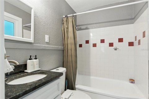 House in Saint Petersburg, Florida 3 bedrooms, 119.66 sq.m. № 1894830 - photo 16