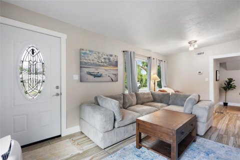 House in Saint Petersburg, Florida 3 bedrooms, 119.66 sq.m. № 1894830 - photo 21