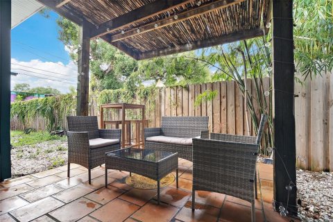 House in Saint Petersburg, Florida 3 bedrooms, 119.66 sq.m. № 1894830 - photo 24