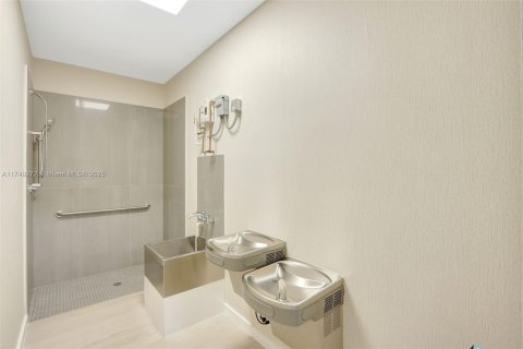 Propiedad comercial en venta en Miami, Florida № 1708286 - foto 11