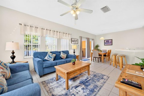 Touwnhouse à vendre à Kissimmee, Floride: 4 chambres, 151.99 m2 № 2436700 - photo 4