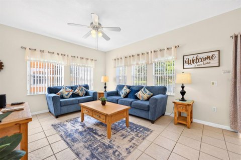Touwnhouse à vendre à Kissimmee, Floride: 4 chambres, 151.99 m2 № 2436700 - photo 6