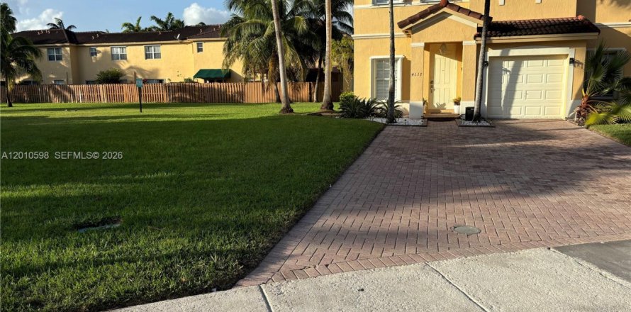 Adosado en Homestead, Florida 3 dormitorios, 127.09 m2 № 2073539