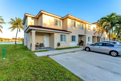 Townhouse in Miami, Florida 3 bedrooms, 116.59 sq.m. № 2026181 - photo 2