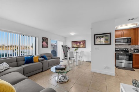 Townhouse in Miami, Florida 3 bedrooms, 116.59 sq.m. № 2026181 - photo 5