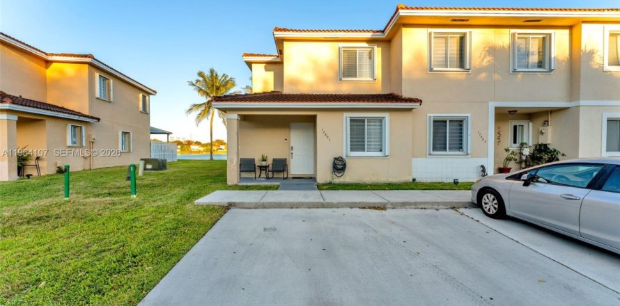 Townhouse in Miami, Florida 3 bedrooms, 116.59 sq.m. № 2026181