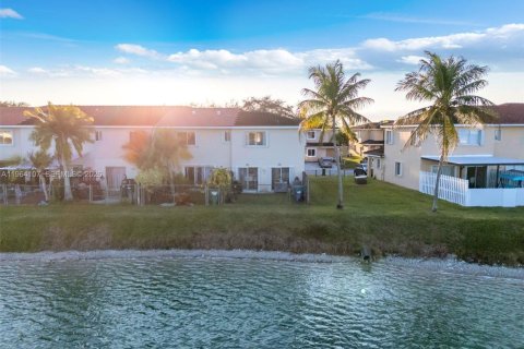 Townhouse in Miami, Florida 3 bedrooms, 116.59 sq.m. № 2026181 - photo 20