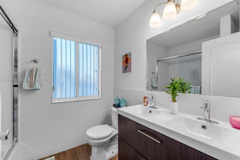 Townhouse in Miami, Florida 3 bedrooms, 116.59 sq.m. № 2026181 - photo 18