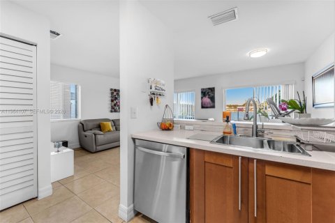 Townhouse in Miami, Florida 3 bedrooms, 116.59 sq.m. № 2026181 - photo 10