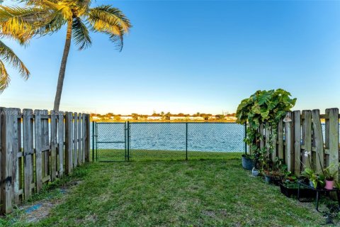 Townhouse in Miami, Florida 3 bedrooms, 116.59 sq.m. № 2026181 - photo 21