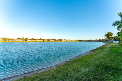 Townhouse in Miami, Florida 3 bedrooms, 116.59 sq.m. № 2026181 - photo 22