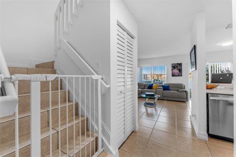 Townhouse in Miami, Florida 3 bedrooms, 116.59 sq.m. № 2026181 - photo 3