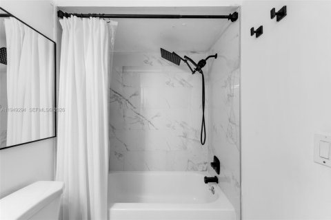 Touwnhouse à vendre à Miami, Floride: 2 chambres, 111.39 m2 № 2005133 - photo 15