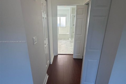 House in Miami, Florida 4 bedrooms, 181.53 sq.m. № 1739491 - photo 17