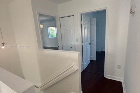 House in Miami, Florida 4 bedrooms, 181.53 sq.m. № 1739491 - photo 26