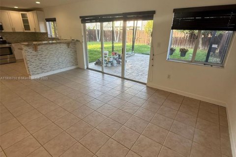 House in Miami, Florida 4 bedrooms, 181.53 sq.m. № 1739491 - photo 6