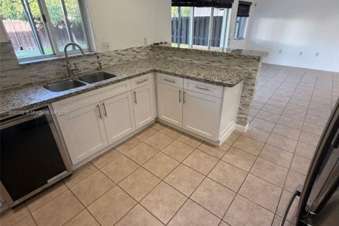 House in Miami, Florida 4 bedrooms, 181.53 sq.m. № 1739491 - photo 4