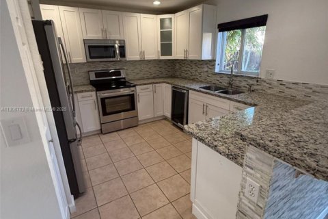 House in Miami, Florida 4 bedrooms, 181.53 sq.m. № 1739491 - photo 3