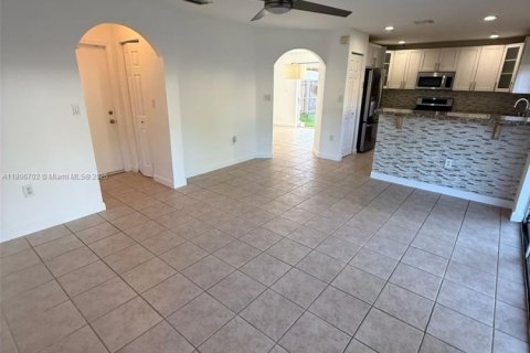 House in Miami, Florida 4 bedrooms, 181.53 sq.m. № 1739491 - photo 8