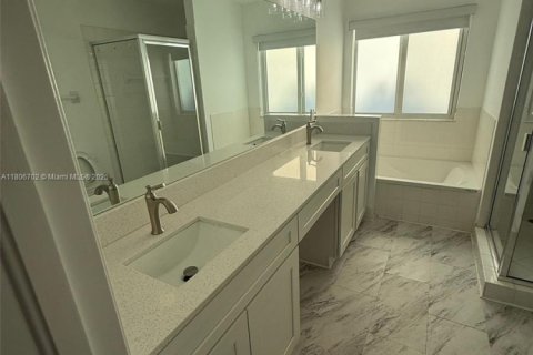 House in Miami, Florida 4 bedrooms, 181.53 sq.m. № 1739491 - photo 10