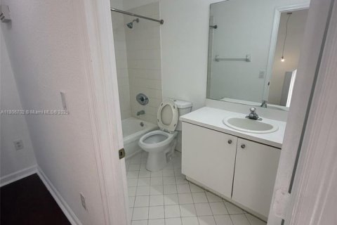 House in Miami, Florida 4 bedrooms, 181.53 sq.m. № 1739491 - photo 28